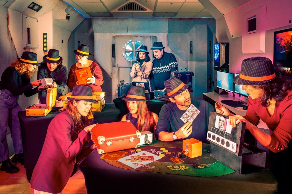 Equipo caracterizado de atracadores en El Atraco, escape room para grupos grandes