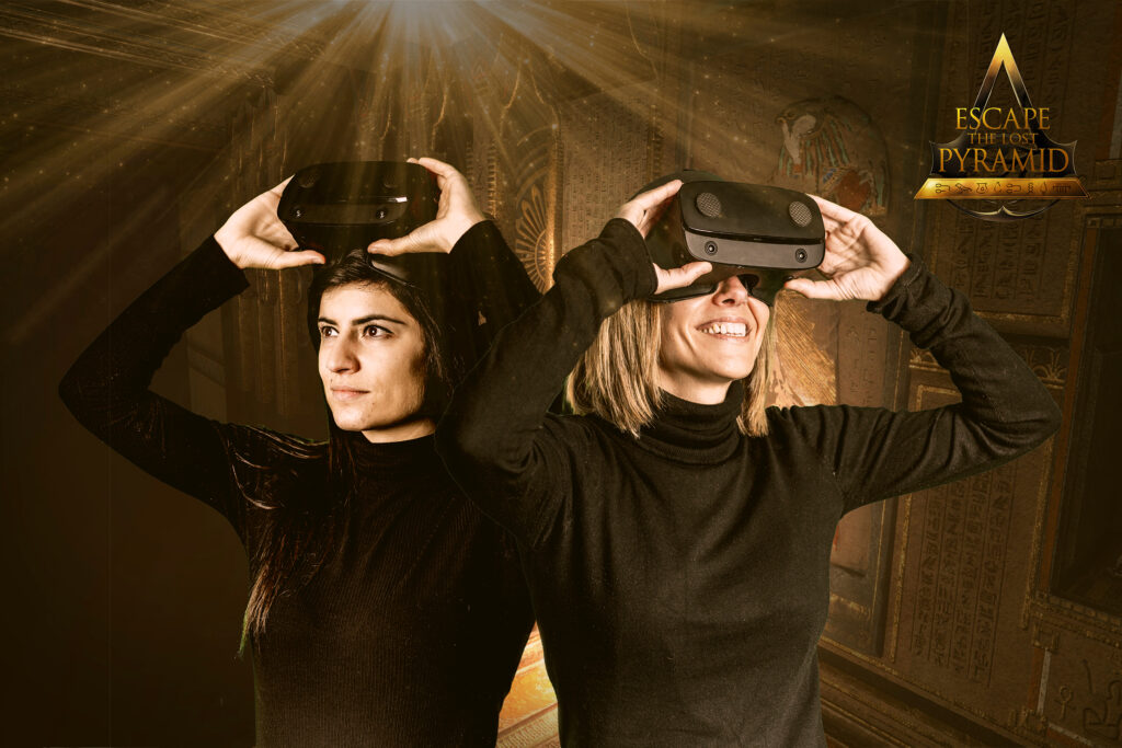 Dos jugadoras con cascos de realidad virtual en Escape The Lost Pyramid, escape room ambientado en el Egipto de Assassin's Creed, en Madrid