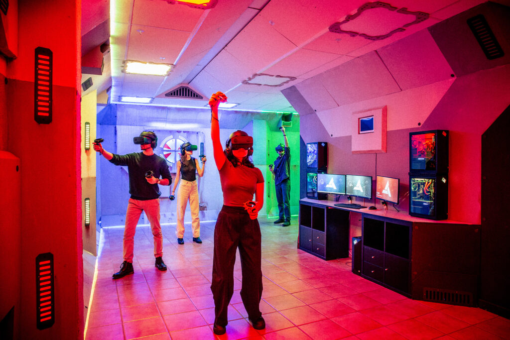 Grupo jugando en una sala de escape room de realidad virtual con tecnología de Ubisoft en Madrid