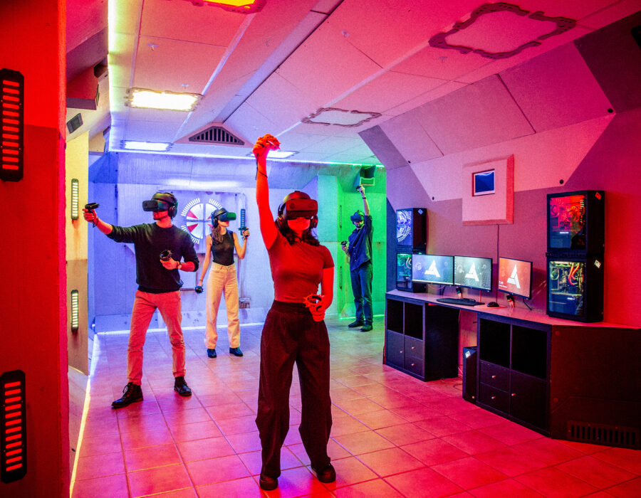 Grupo jugando en una sala de escape room de realidad virtual con tecnología de Ubisoft en Madrid