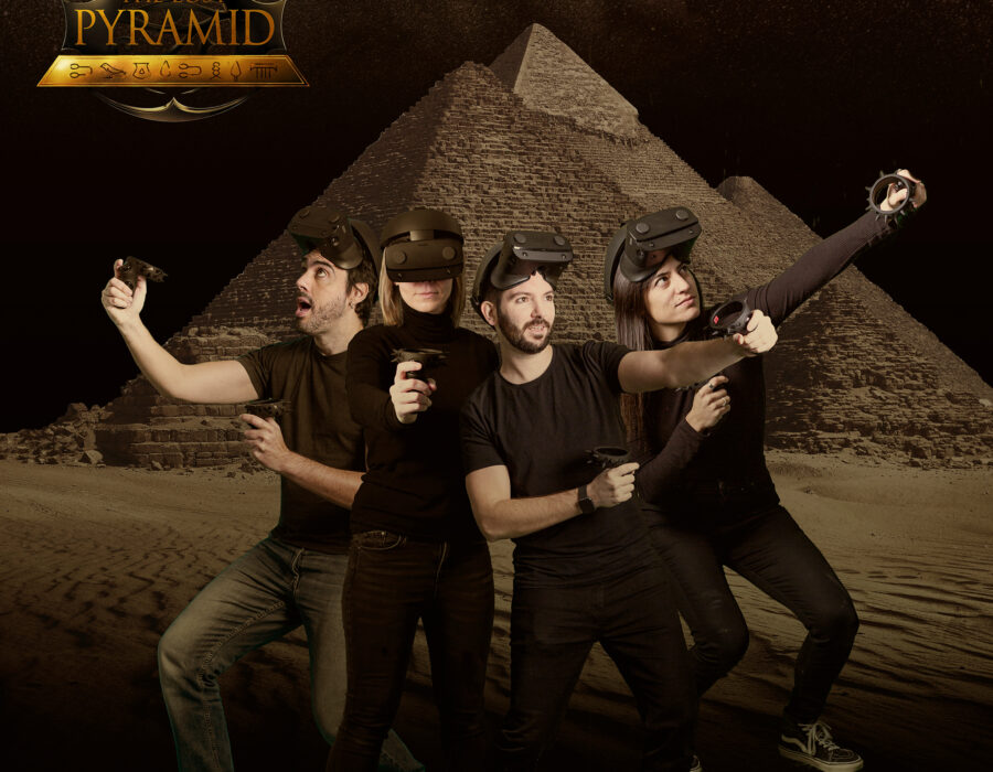 Grupo jugando en el escape room de realidad virtual Escape The Lost Pyramid, experiencia oficial de Assassin's Creed en Madrid
