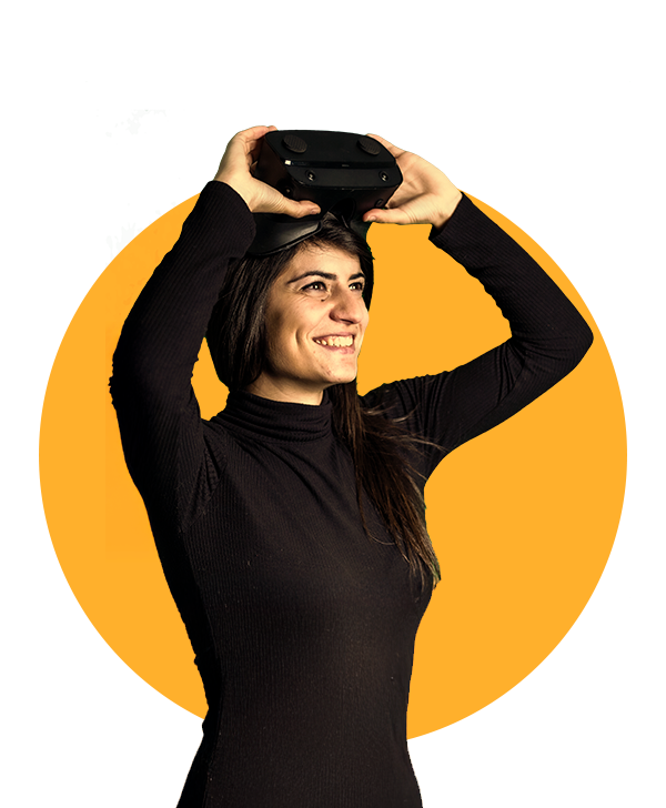 Jugadora sonriente con gafas de realidad virtual en Escape The Lost Pyramid, Assassin's Creed VR