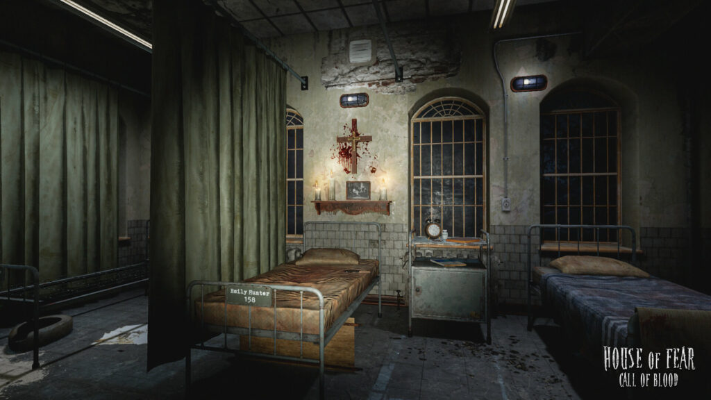 Lit d’hôpital avec la plaque « Emily Hunter 158 », une croix ensanglantée et des bougies au mur, et des fenêtres à barreaux