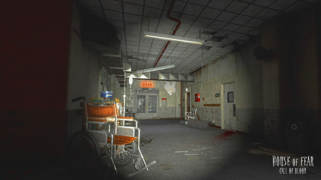 Couloir sombre d’un hôpital abandonné avec un fauteuil roulant orange, une perfusion et des taches de sang au sol