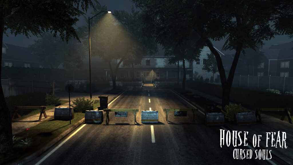 Calle residencial de noche con vallas de «Road closed» y una casa iluminada al fondo, bajo una farola