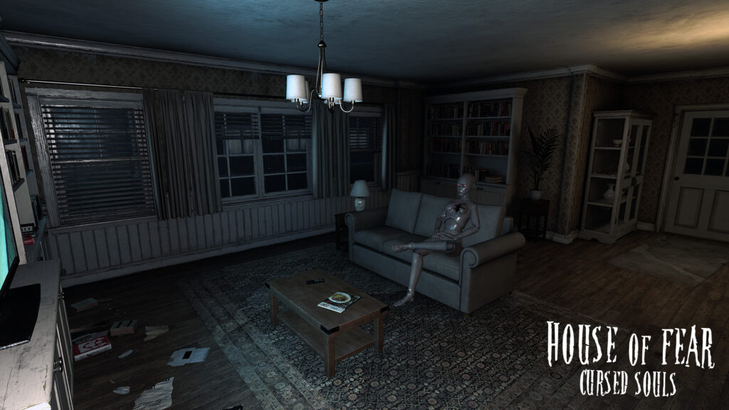 Salón en penumbra con un maniquí articulado de ojos rojos sentado en un sofá, junto a una mesa de centro